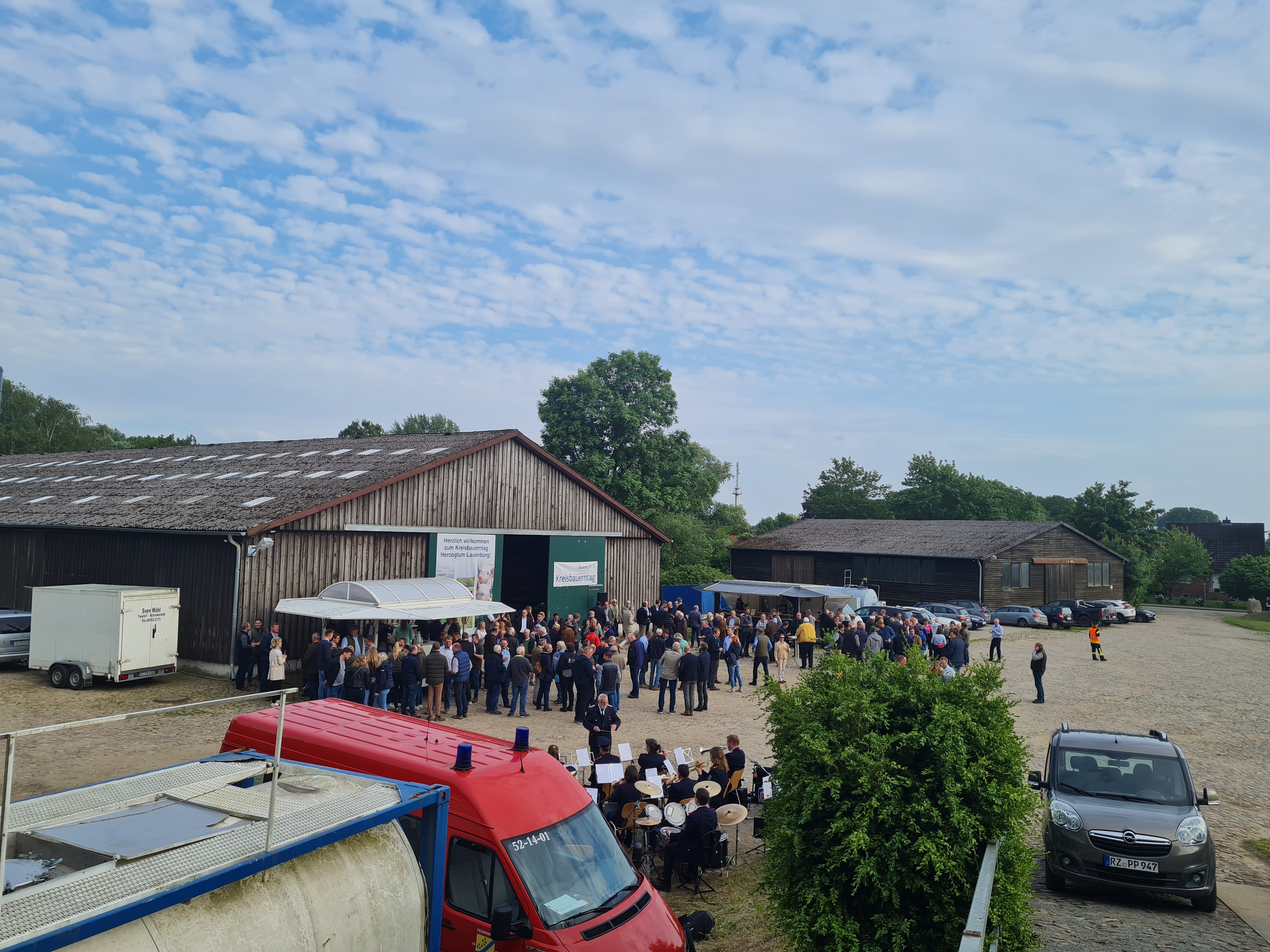 Kreisbauerntag - in der Scheune mit Kapelle der Freiwilligen Feuerwehr