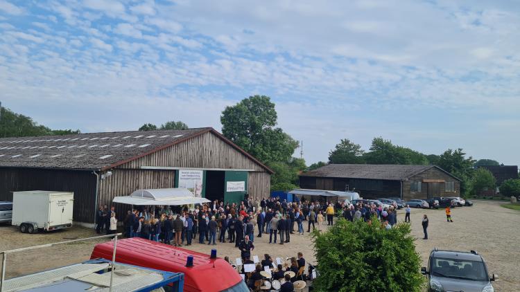 Kreisbauerntag - in der Scheune mit Kapelle der Freiwilligen Feuerwehr