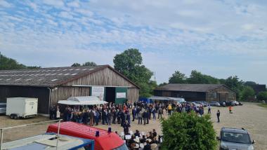 Kreisbauerntag - in der Scheune mit Kapelle der Freiwilligen Feuerwehr